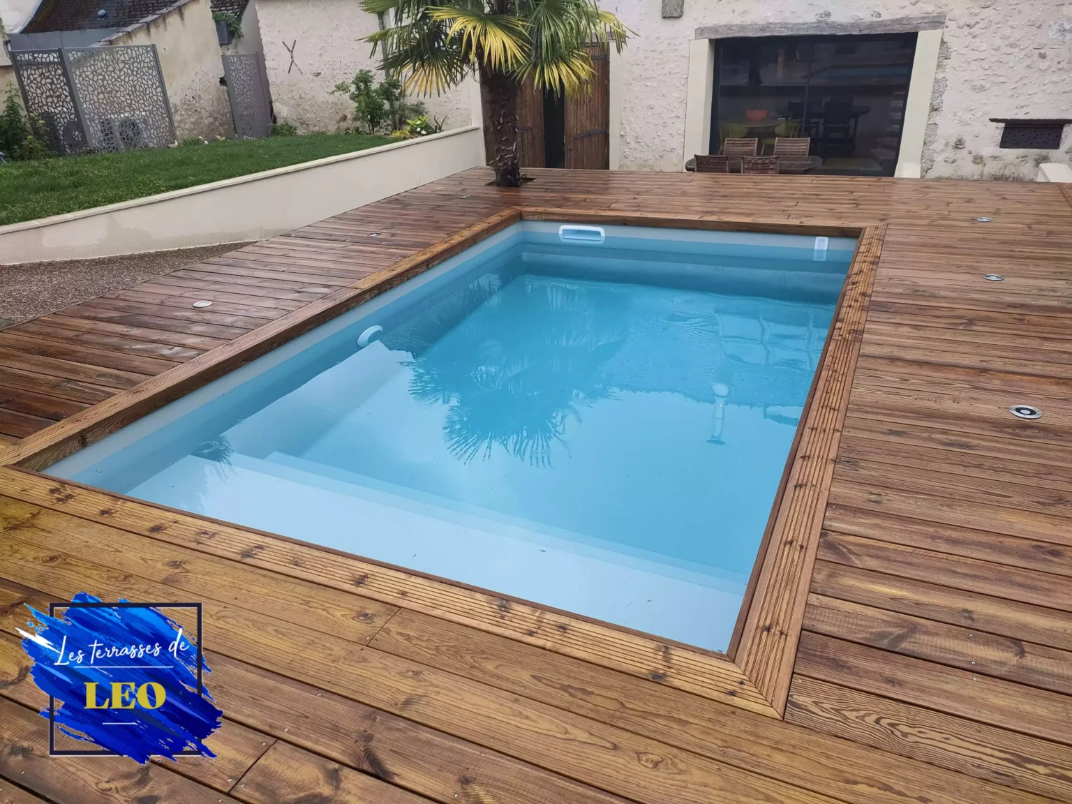 Piscine entourée d'une terrasse en bois réalisée par Les Terrasses de Léo