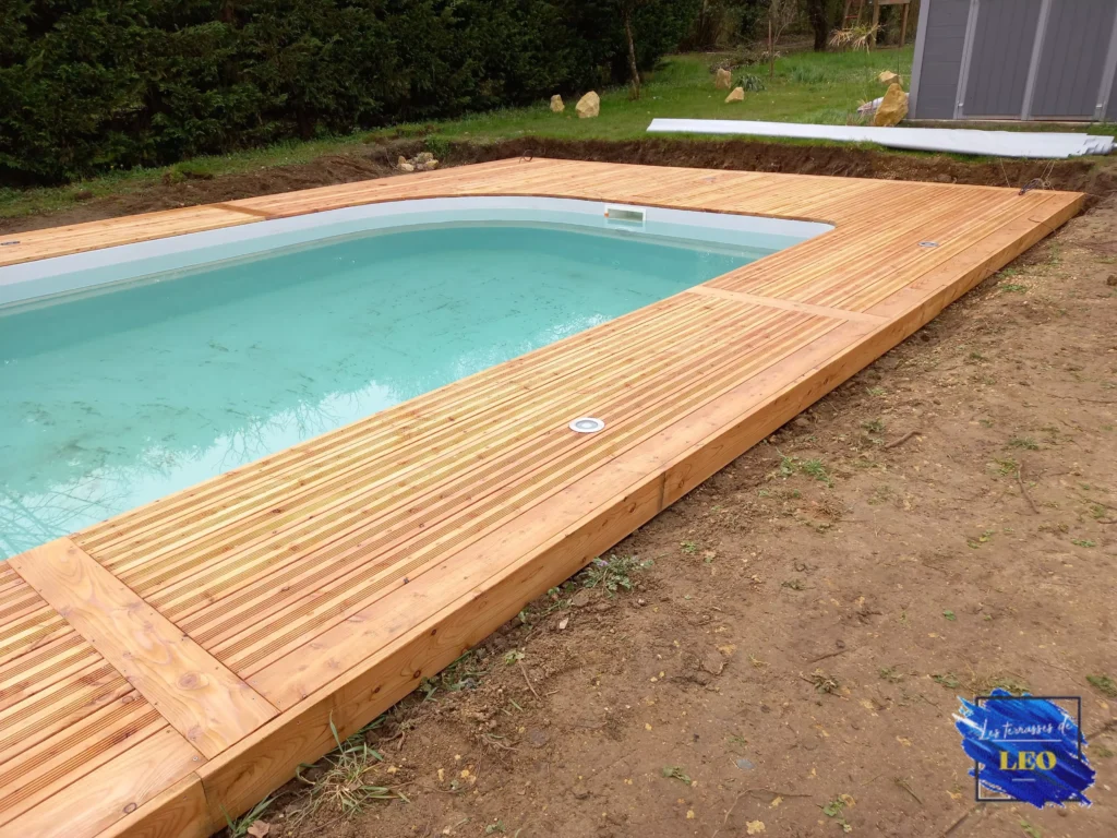 Plage de piscine en bois