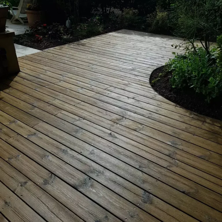 Terrasse en lames de pin