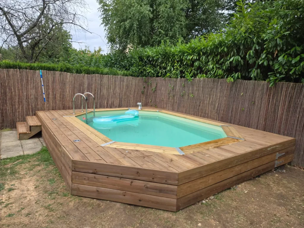 Piscine hors-sol habillée d'une terrasse en bois